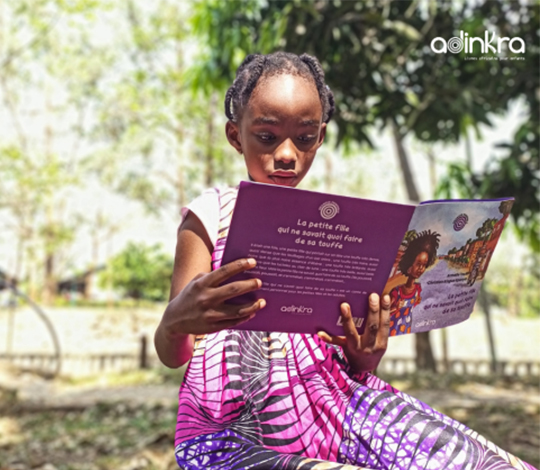 Enfant qui lit Adinkra